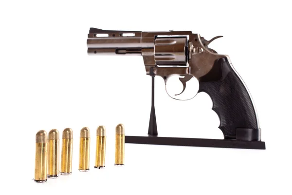 Balas e revólver. Pistola não real (isqueiro ) — Fotografia de Stock