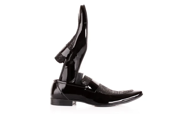 Μαύρο γυαλιστερό του ανθρώπου παπούτσι που απομονώνονται σε λευκό — Φωτογραφία Αρχείου
