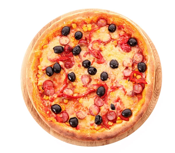 Pizza con aceitunas sobre plato de madera aislado sobre blanco —  Fotos de Stock