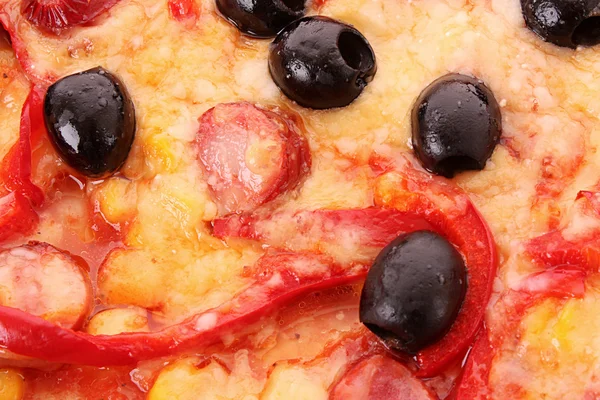Pizza aux olives en gros plan — Photo