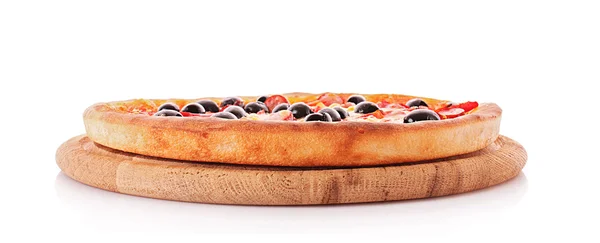 전체 피자 접시 흰색 절연입니다. 측경 — 스톡 사진