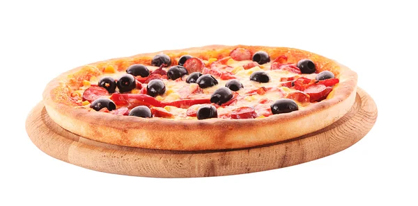 Pizza med Oliver på träplatta isolerad på vit — Stockfoto