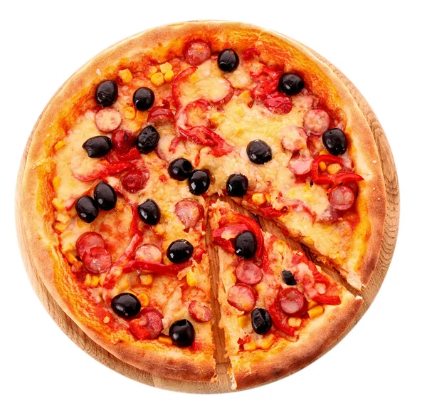 Pizza con aceitunas sobre plato de madera aislado sobre blanco — Foto de Stock
