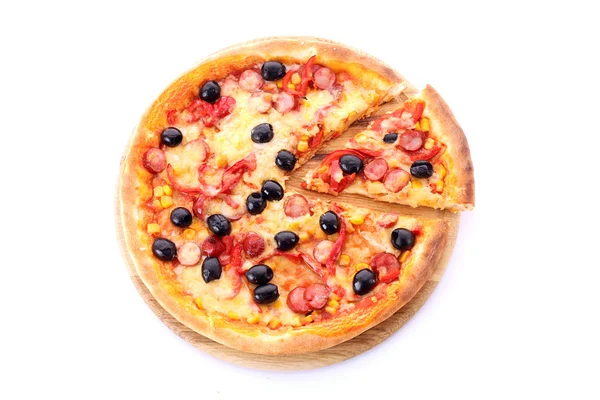 Πίτσα με ελιές στο ξύλινο πιάτο που απομονώνονται σε λευκό — Φωτογραφία Αρχείου