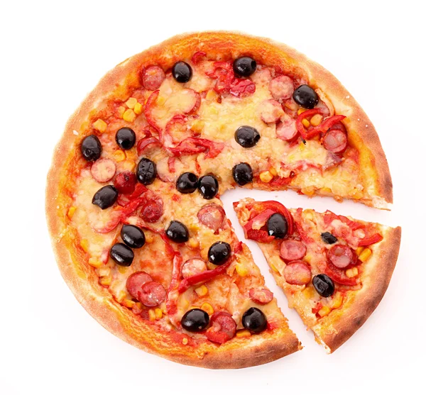 Pizza fatiada com azeitonas isoladas em branco — Fotografia de Stock