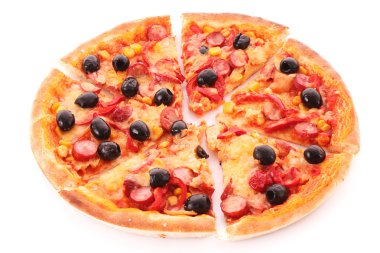 dilimlenmiş beyaz izole zeytinli pizza