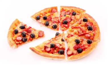 dilimlenmiş beyaz izole zeytinli pizza