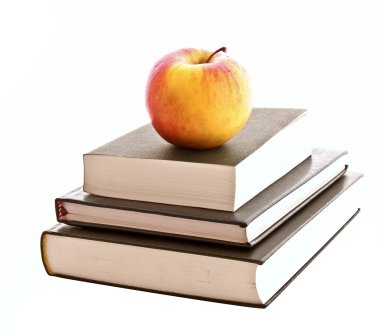üç kitap ve üzerinde beyaz izole elma