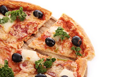 beyaz izole zeytinli pizza