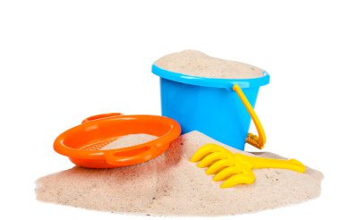 Çocuk plaj oyuncakları ve kum üzerinde beyaz izole