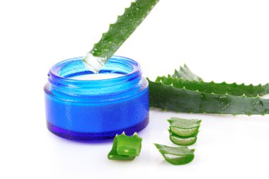 aloe vera ve üzerinde beyaz izole krem