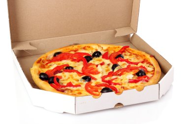 zeytin ve domates üzerinde beyaz izole kutusunda pizza