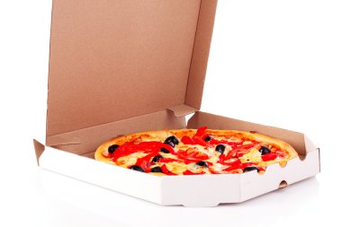 zeytin ve domates üzerinde beyaz izole kutusunda pizza