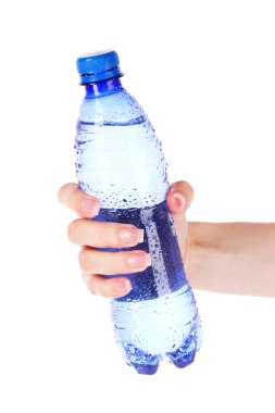 bir şişe su üzerinde beyaz izole tutan eller