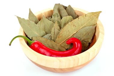 defne yaprakları ve beyaz izole kase biber