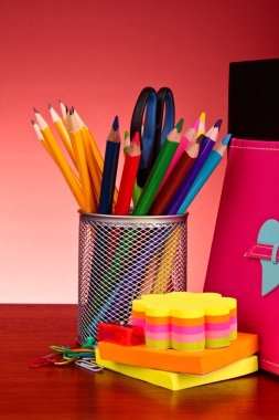 Kırtasiye ve kitap kırmızı zemin üzerine