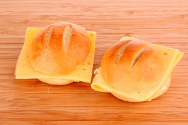 hamburguesas con queso en mesa de madera