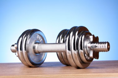 Dumbbell mavi zemin üzerine