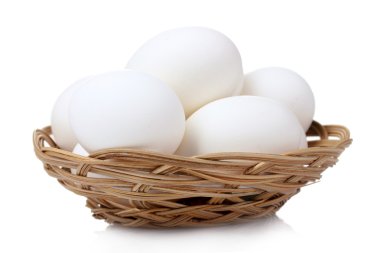 Beyaz üzerinde izole yumurtalar