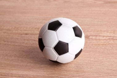 ahşap doku üzerinde futbol futbol topu