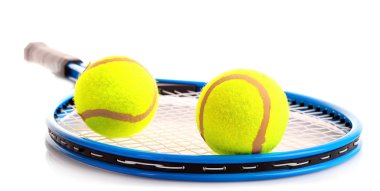 Tenis raket ve topları üzerinde beyaz izole