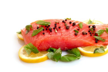 biber ve yeşil yaprakların üzerinde beyaz izole kırmızı balık