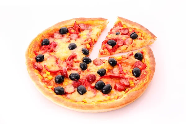 Plasterki pizzy z oliwek na białym tle — Zdjęcie stockowe