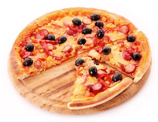 Pizza fatiada com azeitonas em placa de madeira isolada em branco — Fotografia de Stock