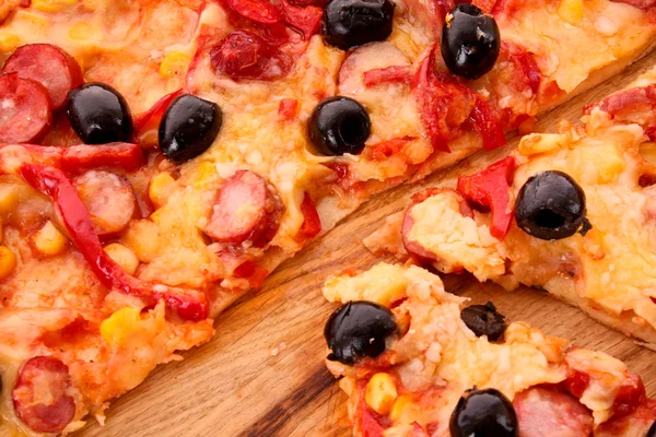 Pizza mit Oliven Nahaufnahme — Stockfoto