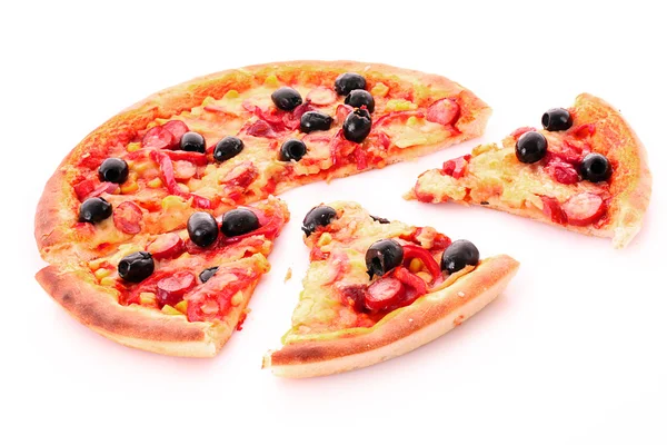 Szeletelt pizza olajbogyó elszigetelt fehér — Stock Fotó