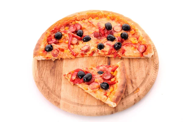 Pizza med Oliver på träplatta isolerad på vit — Stockfoto