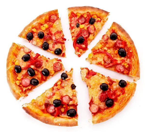 Pizza tranchée aux olives isolées sur blanc — Photo