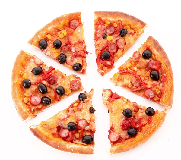 In Scheiben geschnittene Pizza mit Oliven isoliert auf weiß — Stockfoto