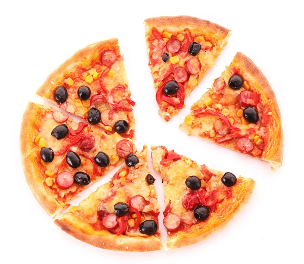 Нарезанная пицца с оливками, изолированными на белом — стоковое фото