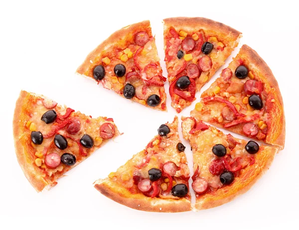Нарезанная пицца с оливками, изолированными на белом — стоковое фото