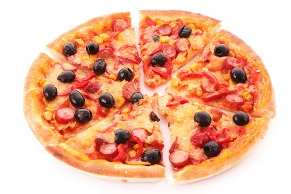Нарізана піца з оливками ізольована на білому — стокове фото