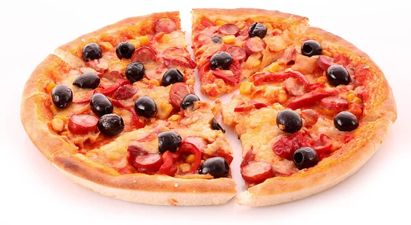 Plasterki pizzy z oliwek na białym tle — Zdjęcie stockowe