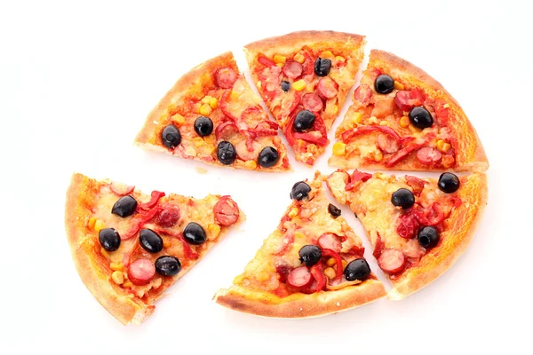 Pizza en rodajas con aceitunas aisladas en blanco —  Fotos de Stock