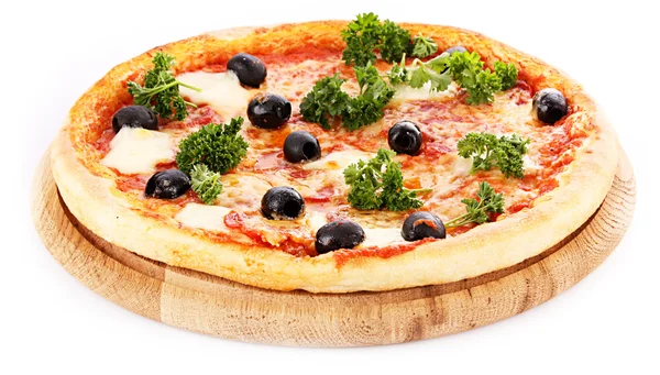 Pizza con olive isolata su bianco — Foto Stock