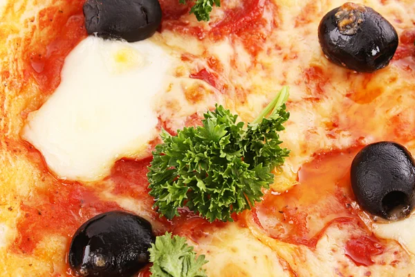 Pizza com azeitonas e salada verde — Fotografia de Stock