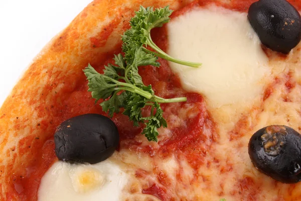 Pizza med oliven isoleret på hvid - Stock-foto