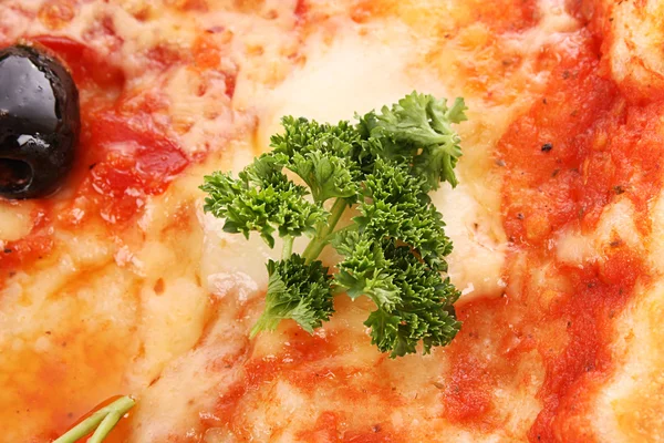 Pizza olajbogyó és zöld saláta — Stock Fotó