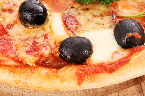 Pizza z oliwkami zbliżenie — Zdjęcie stockowe
