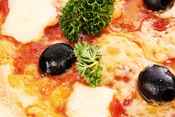 Pizza mit Oliven — Stockfoto