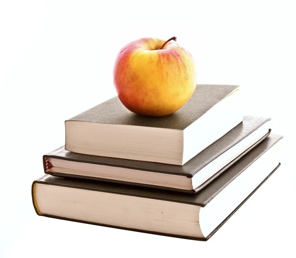 Τρία βιβλία και το μήλο που απομονώνονται σε λευκό — Φωτογραφία Αρχείου