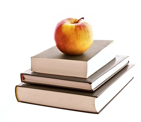Τρία βιβλία και το μήλο που απομονώνονται σε λευκό — Φωτογραφία Αρχείου