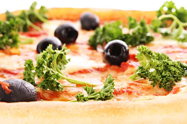 Pizza met olijven close-up — Stockfoto