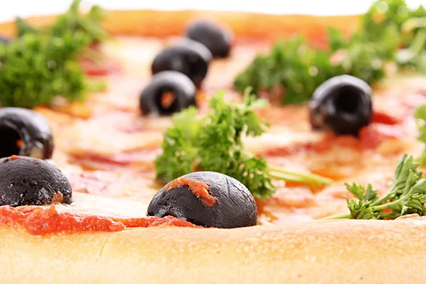 Пицца с оливками крупный план — стоковое фото