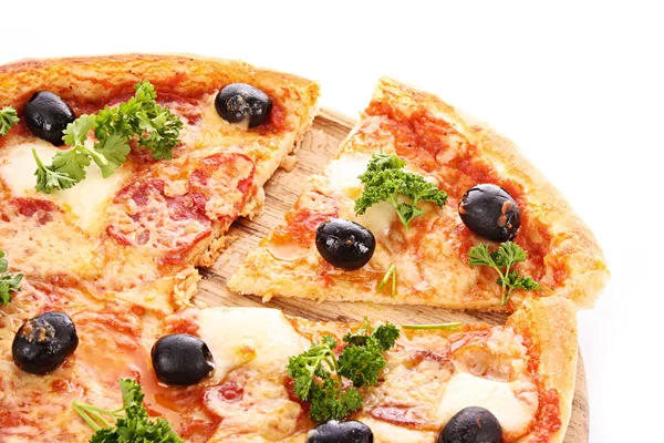 Піца з оливками ізольовані на білому — стокове фото