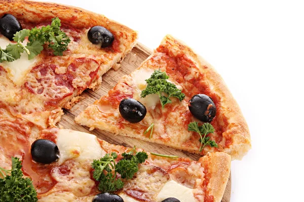 Pizza med Oliver isolerad på vit — Stockfoto